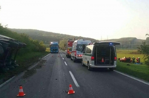 FOTO Jablonica: Uzavretá cesta pre vážnu nehodu osobáka a kamióna so zásahom vrtuľníka