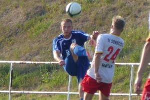 Zo zápasu 1. kola TJ Hlboké - TJ Sobotište (6:1). Vľavo domáci Dominik Rosa, vpravo hosťujúci Jakub Brhel.
