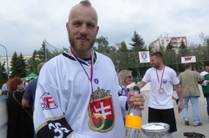 Takto sa Michal Salajka (Hokejmarket Skalica) radoval z titulu v sezóne 2016/17, keď Záhoráci zdolali hokejbalistov Kežmarku vo 4. finálovom stretnutí.